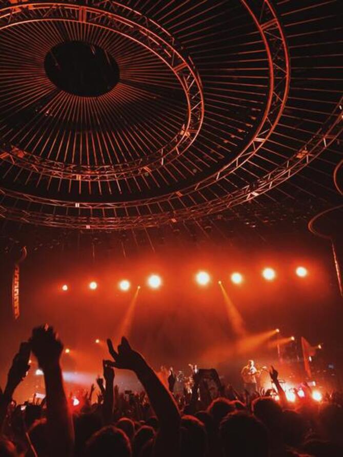 photographie d'une foule de spectateurs à un concert